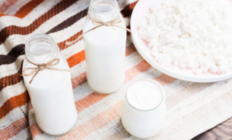 Una taza de kéfir con frutas y granola