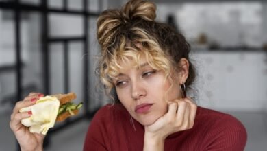 Persona con cara de hambre y enojo
