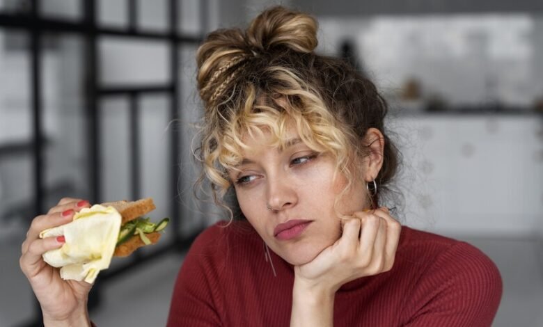 Una persona con cara de hambre y mal humor