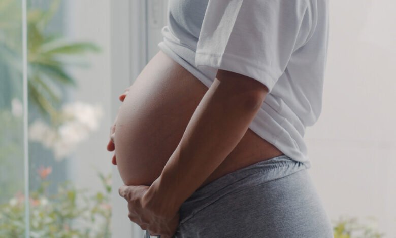 Mujer embarazada con náuseas