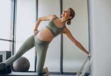 Mujer practicando pilates con una gran sonrisa