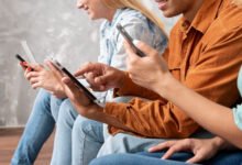 Persona sentada frente a una computadora, con una expresión de concentración