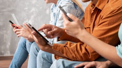 Persona sentada frente a una computadora, con una expresión de concentración