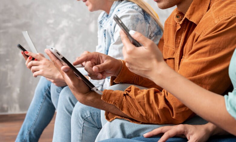 Persona sentada frente a una computadora, con una expresión de concentración