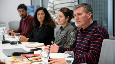 Manifestantes portando libros durante la marcha