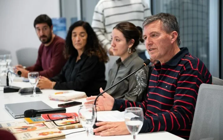 Manifestantes portando libros durante la marcha