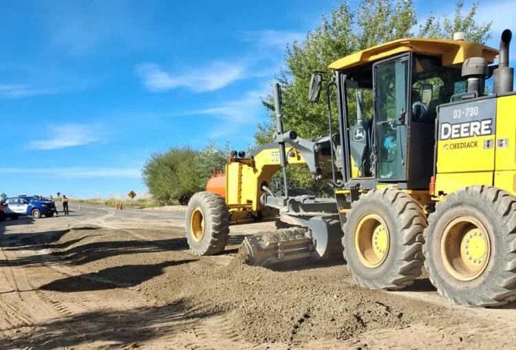 Imagen del Camino de las Altas Cumbres con un socavón