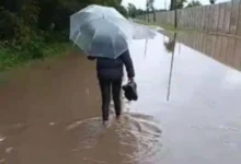 Imagen de la calle principal del barrio Quintas del Rosario, intransitable debido al pantano