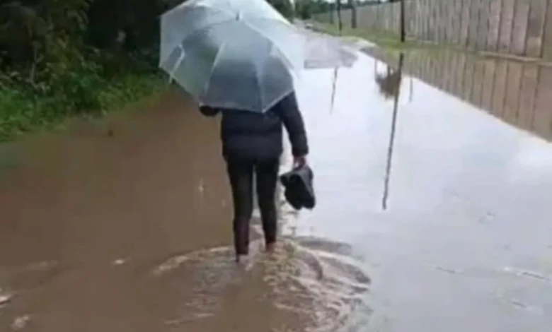 Imagen de la calle principal del barrio Quintas del Rosario, intransitable debido al pantano