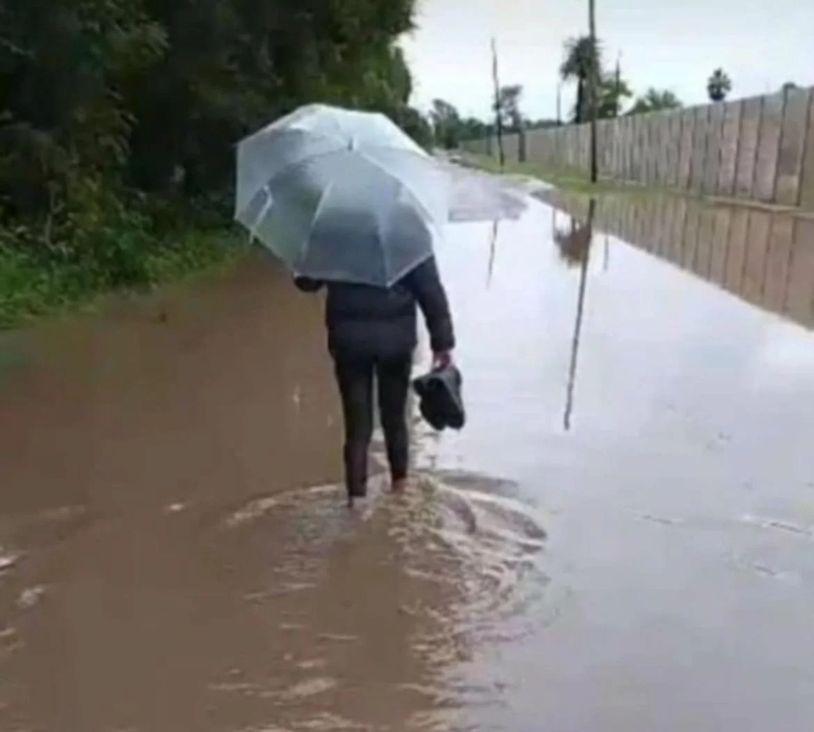 Imagen de la calle principal del barrio Quintas del Rosario, intransitable debido al pantano