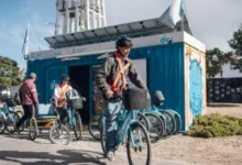 Persona montando una bicicleta pública en Córdoba