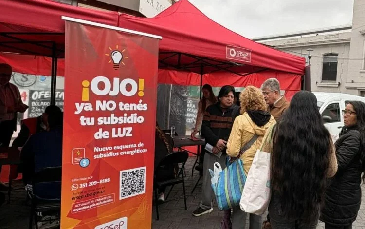 Imagen de una persona recibiendo asesoramiento en un punto de atención del ERSeP