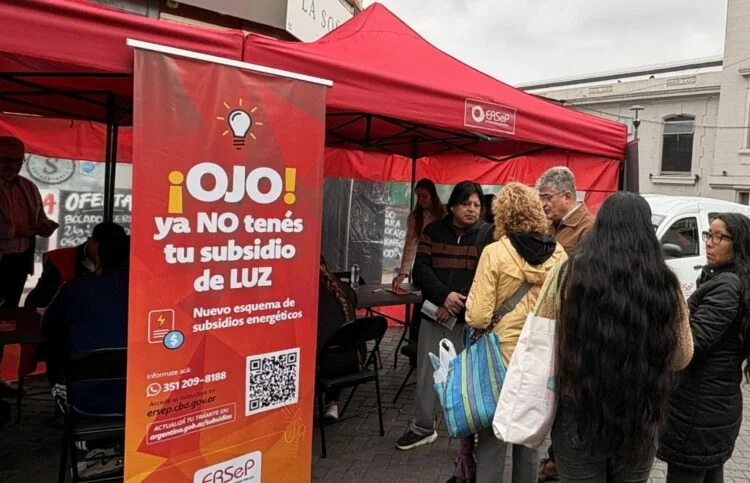 Imagen de una persona recibiendo asesoramiento en un punto de atención del ERSeP