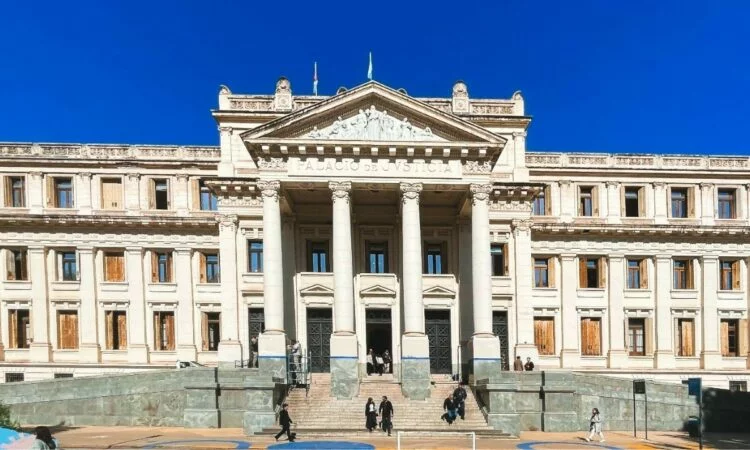 Imagen de un juzgado en Córdoba con la bandera argentina