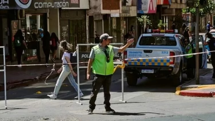 Trabajos de reposición de asfalto en la Av. Vélez Sarsfield