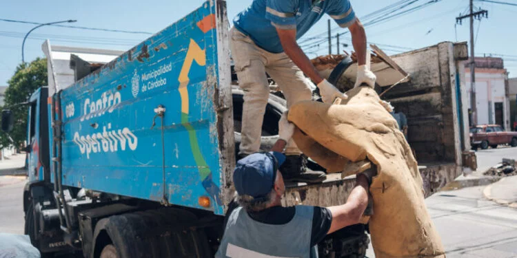 Operativo de descacharreo en Córdoba para prevenir el dengue