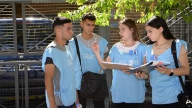Imagen de un promotor sanitario realizando una inspección en un hogar