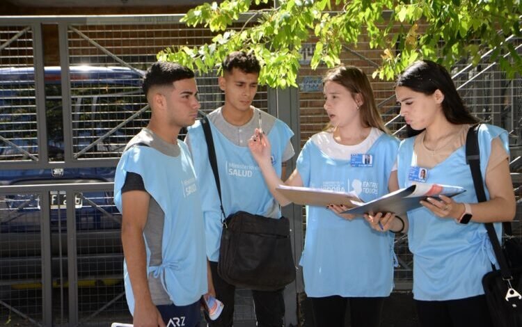 Imagen de un promotor sanitario realizando una inspección en un hogar