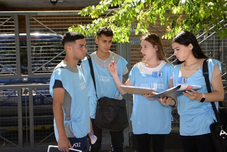 Imagen de un promotor sanitario realizando una inspección en un hogar