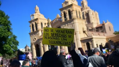 Imagen de la movilización en Plaza San Martín con personas con discapacidad y familiares