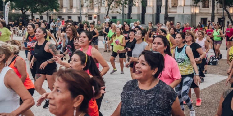 Imagen de personas bailando en el Parque Sarmiento