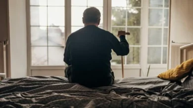 Imagen de una persona sola en una ciudad, representando la soledad no deseada