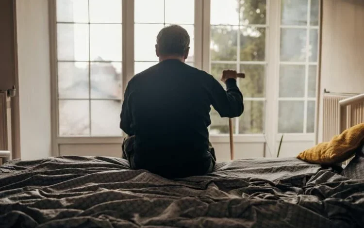 Imagen de una persona sola en una ciudad, representando la soledad no deseada