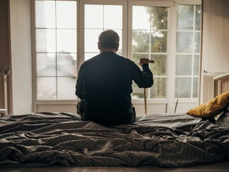 Imagen de una persona sola en una ciudad, representando la soledad no deseada