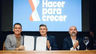 Imágenes de personas disfrutando de una obra de teatro en un centro comunitario