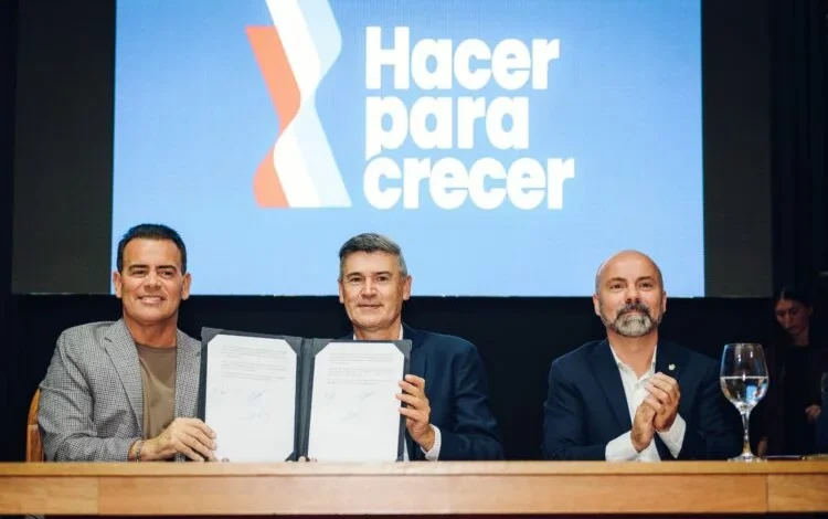 Imágenes de personas disfrutando de una obra de teatro en un centro comunitario