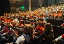 Estudiantes disfrutan de un concierto didáctico en el Teatro Comedia