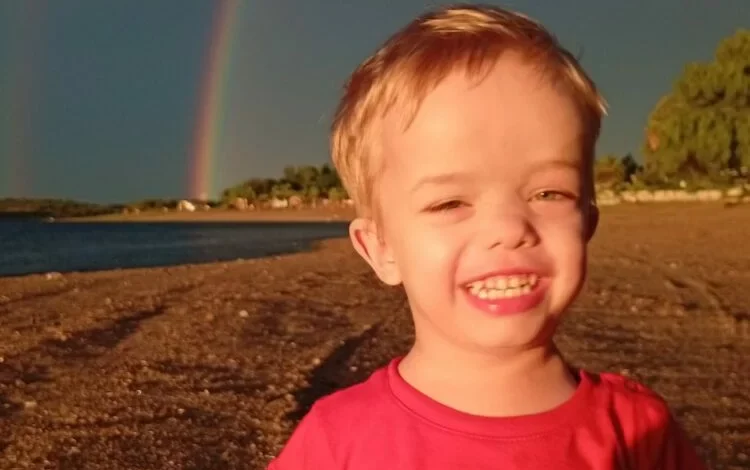 Foto de Franco, un niño sonriente con acondroplasia