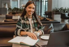 Imagen de una persona trabajando en su emprendimiento con una laptop y papeles