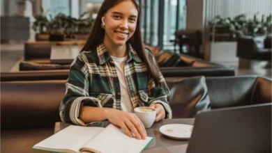Imagen de una persona trabajando en su emprendimiento con una laptop y papeles