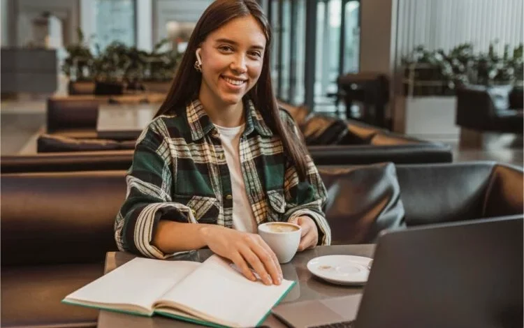 Imagen de una persona trabajando en su emprendimiento con una laptop y papeles