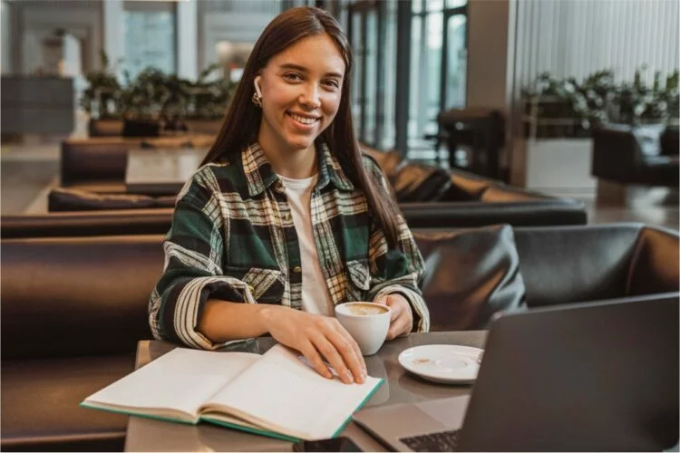 Imagen de una persona trabajando en su emprendimiento con una laptop y papeles