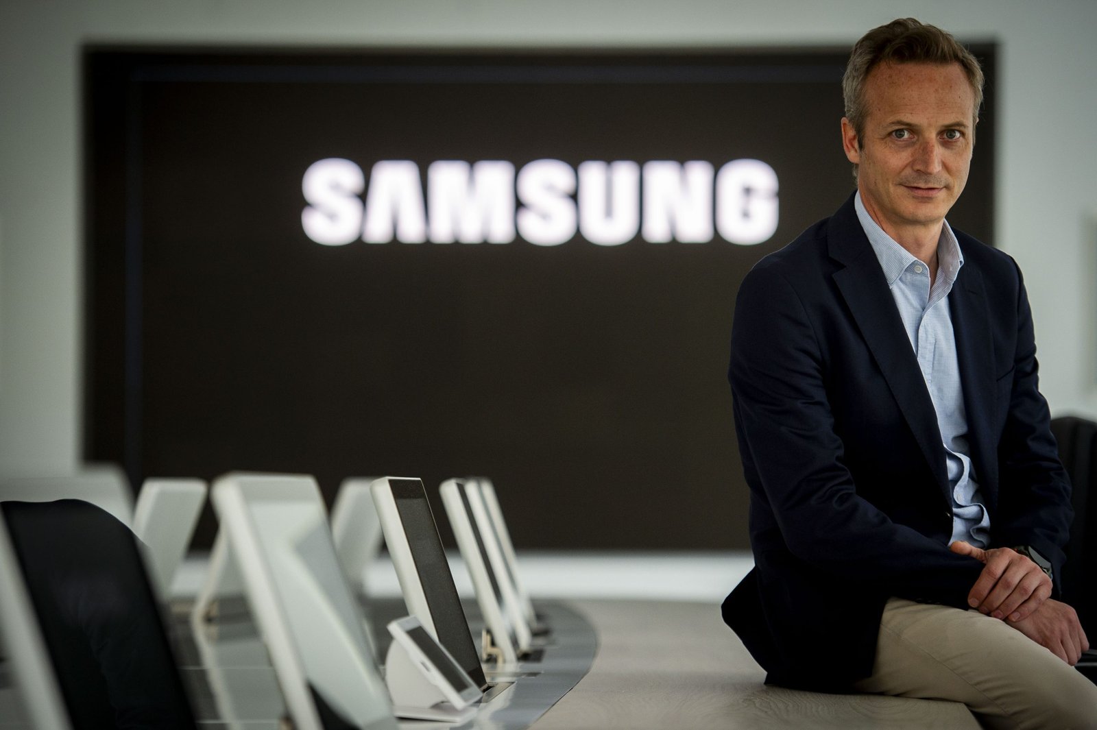 Imagen de un televisor Samsung de gran formato con tecnología Micro RGB