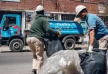 Imagen de un camión de recolección de residuos en un barrio de Córdoba