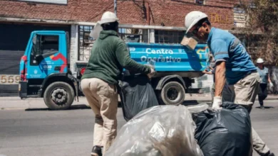 Imagen de un camión de recolección de residuos en un barrio de Córdoba