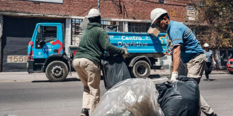 Imagen de un camión de recolección de residuos en un barrio de Córdoba