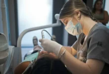 Odontólogo trabajando en una clínica