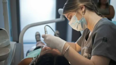 Odontólogo trabajando en una clínica