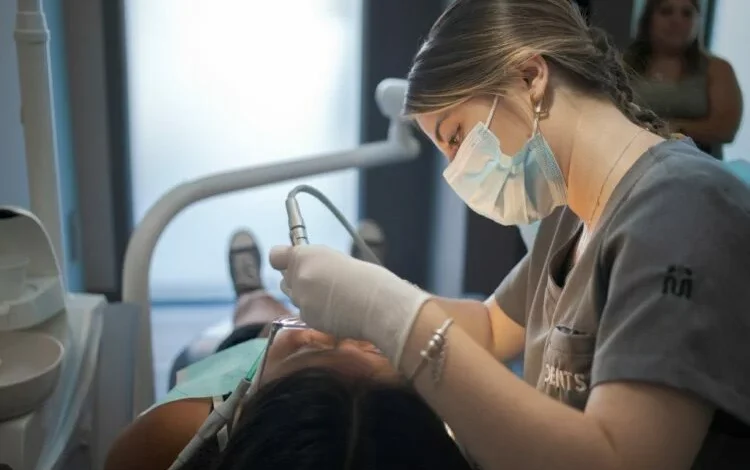 Odontólogo trabajando en una clínica