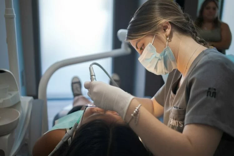 Odontólogo trabajando en una clínica