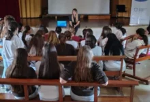 Imagen de un taller de Educación Vial con estudiantes y un capacitador