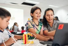Niños y niñas trabajando en robots con Lego