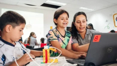 Niños y niñas trabajando en robots con Lego