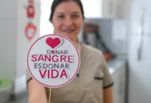 Persona donando sangre en un banco de sangre