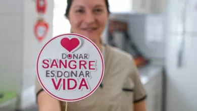 Persona donando sangre en un banco de sangre