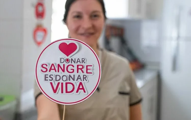 Persona donando sangre en un banco de sangre